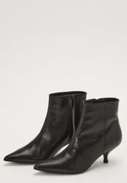 MAKE WAY Heeled Leather Ankle Boot