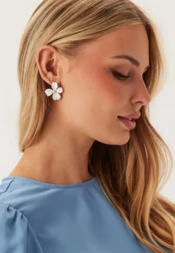 BY JOLIMA Lilly Flower Earring